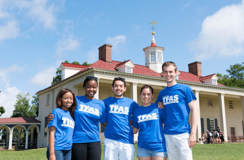 Students in front of mansion at Mount Vernon